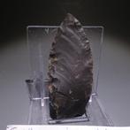 Neolithisch Vuursteen. 6,6 cm lang. Mes - 5000 v.Chr. Bijl