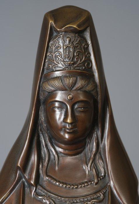 Bronzen beeld van Kannon Bosatsu - Gepatineerd brons - Hozan, Antiek en Kunst, Antiek | Overige Antiek