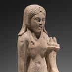 Oud-Egyptisch Geharde kalksteen Sculptuur van een koningin., Verzamelen, Mineralen en Fossielen
