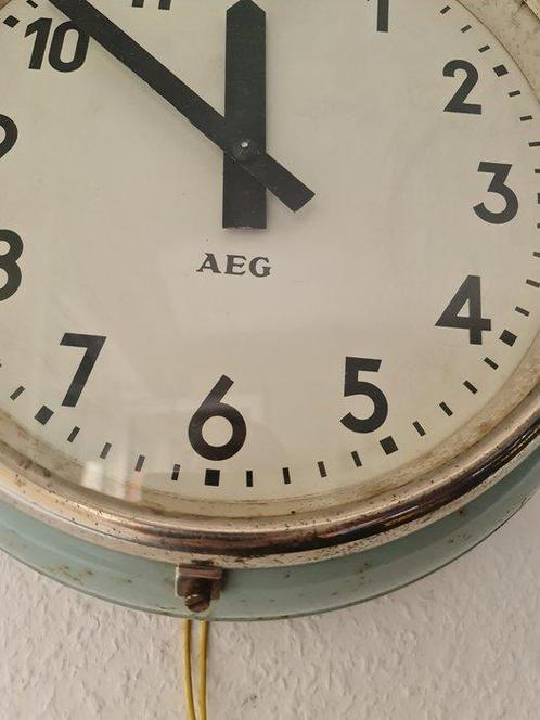 Wandklok - AEG Lichttechnik - Industrial Metaal - 1950-1960, Antiek en Kunst, Curiosa en Brocante