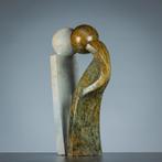 Beeld van serpetine steen; Two loving people, Ophalen