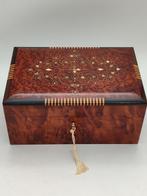 Sieradendoos - Hout (Thuya), hout, parelmoer, marqueterie,, Antiek en Kunst, Curiosa en Brocante
