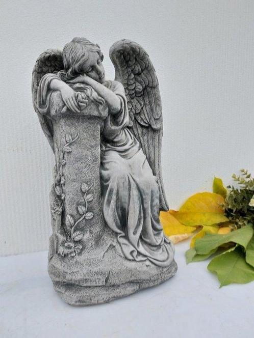 Beeld, heavy garden statue angel resting against column - 41, Antiek en Kunst, Curiosa en Brocante