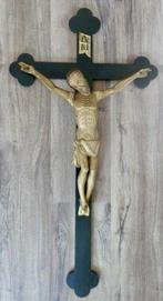 Snijwerk, Altes uraltes  Holzkreuz mit   gekreuzigten Jesus