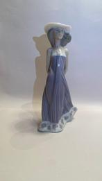 Lladró - Miniatuur beeldje - #5644 Susanne woman in a dress, Antiek en Kunst, Antiek | Glas en Kristal