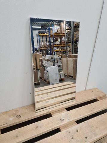 Spiegel 70 x 40 cm op witte plaat beschikbaar voor biedingen