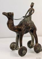 Beeld, Indiase bronzen Dhokra speelgoedkameel met ruiter op