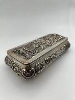 Solid silver box with Baroque ornaments, London 1867 - Doos
