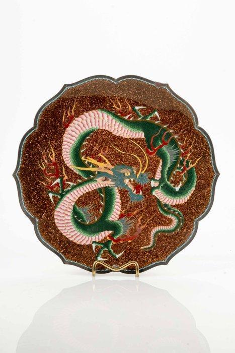 Schotel - A circular and lobed cloisonné plate depicting a, Antiek en Kunst, Antiek | Overige Antiek