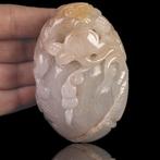 Aap op een buffel, met bloemmotieven en munten Intaglio in