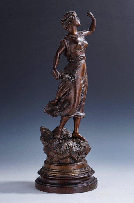 sculptuur, Art Nouveau beeld van een jonge vrouw op houten, Antiek en Kunst, Kunst | Designobjecten