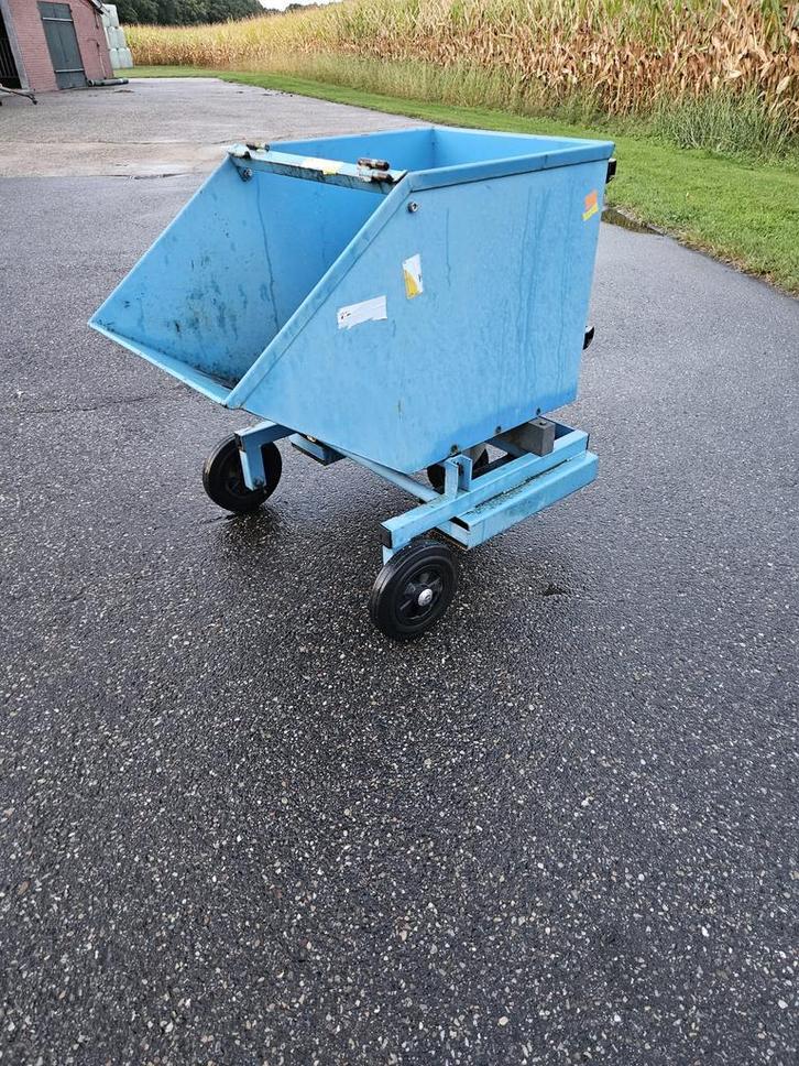 Kiepbak kantelbak spanenbak heftruck 250 liter, Zakelijke goederen, Machines en Bouw | Heftrucks en Intern transport, Voorzetapparatuur