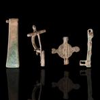 Oud-Romeins Groep bronzen artefacten - tang, fibula, hanger, Antiek en Kunst