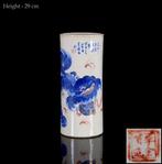 Een Chinese blauw, rood en verguld Foo-dogs scroll-stand,