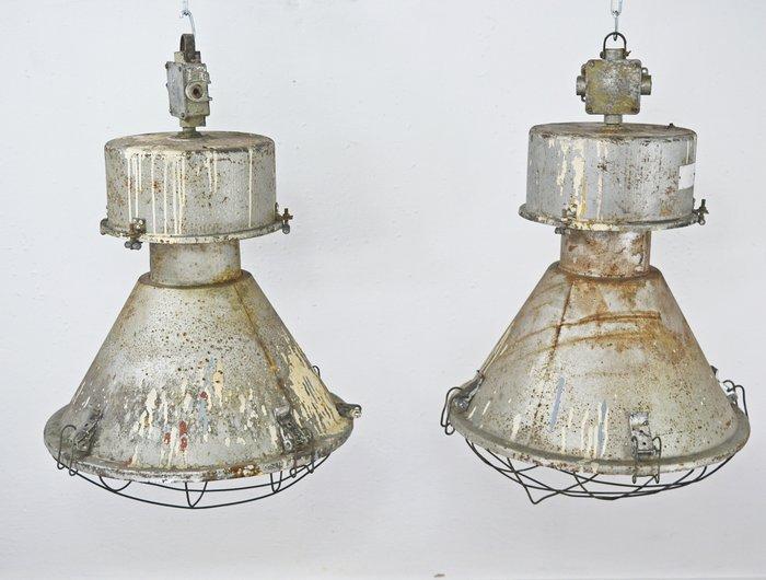 Mesko - Plafondlamp - Metaal - Twee Poolse industriële, Antiek en Kunst, Antiek | Lampen