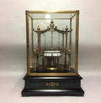 Flying Pendulum Clock - Verbronsd messing uurwerk onder