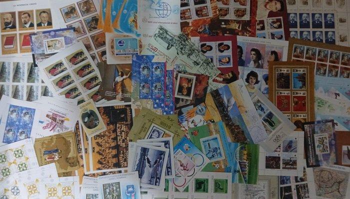 Wereld - Internationaal lot – 330 stuks verdeeld over kleine, Postzegels en Munten, Postzegels | Amerika