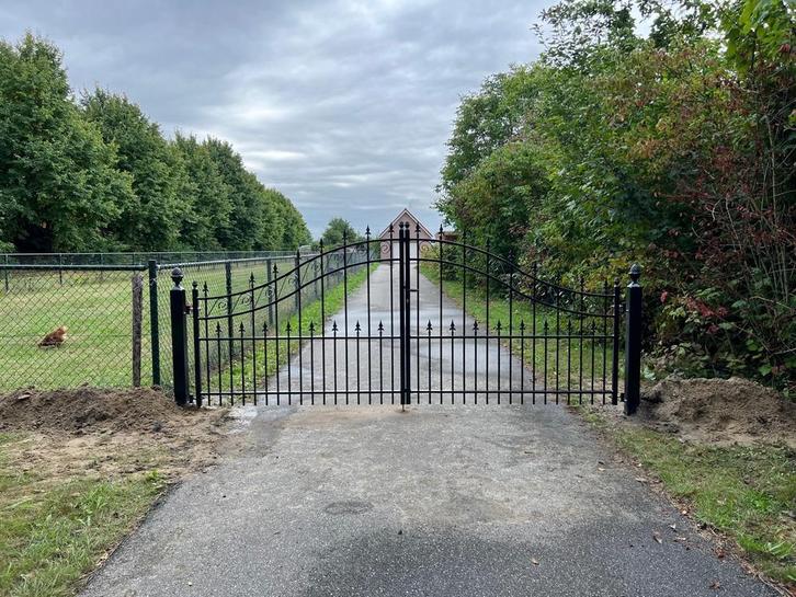 SHOWMODEL: enkele maanden oud NU € 2250,00 {400 cm breed}., Tuin en Terras, Tuinpoorten, Nieuw, IJzer, Draaipoort, 150 tot 200 cm