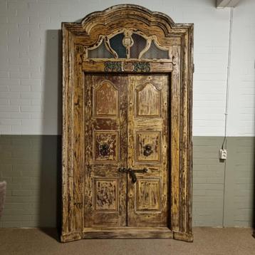 Antieke bouwmaterialen, oude deuren, oud ramen, oud hekwerk beschikbaar voor biedingen