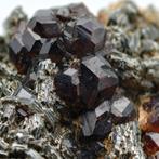 Hessoniet, rode granaat met clinochlore, Italië Kristallen