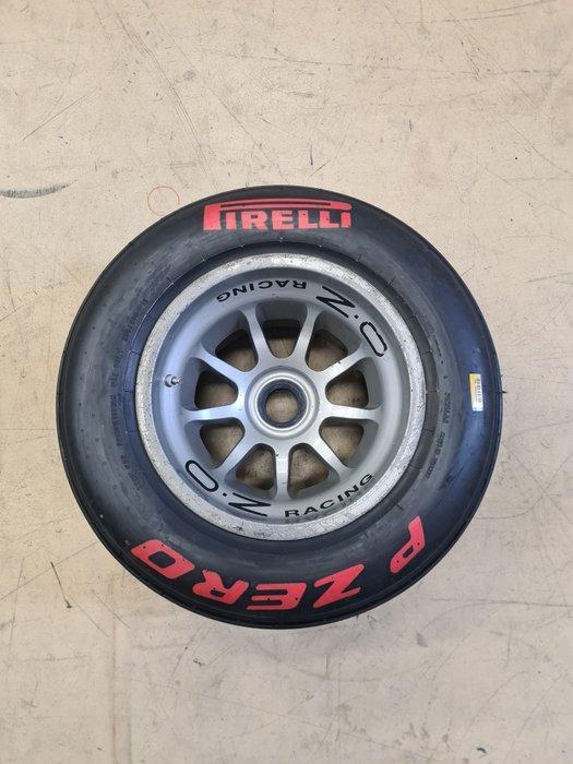 Tyre complete on wheel, Verzamelen, Automerken, Motoren en Formule 1