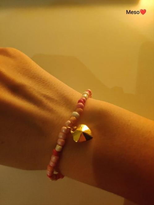 Roze glaskralen armband met bedeltje. (Overig), Hobby en Vrije tijd, Kralen en Sieraden maken, Nieuw, Verzenden