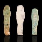 Oud-Egyptisch Groep van drie faience ushabtis – arbeiders
