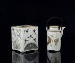 Een vierkante Chinese famille rose theepot met vlinders en, Antiek en Kunst