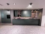 Nolte showroomkeuken– Softlack Black Green / Notenboom Cuba, Nieuw, Enkelwandige keuken, Hoogglans of Gelakt, Kunststof