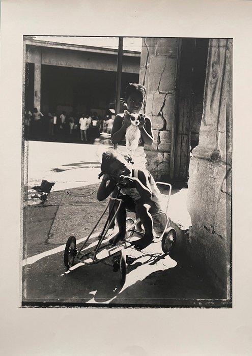 Aldo Soares (Né en 1960) - Enfants et petit chien de cuba,, Antiek en Kunst, Kunst | Designobjecten