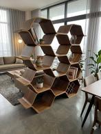 Made - Luka Stepan - Boekenkast - veelhoek - Walnoot, Antiek en Kunst