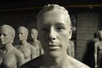 grijze gestyleerde abstracte heren mannequins met glazen
