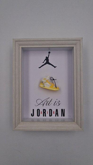 Lijst- Mini Sneaker AJ1 Air Jordan 1 X Off-White Canary, Antiek en Kunst, Kunst | Designobjecten
