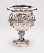 A silver large vase on foot, Zilver, Ophalen