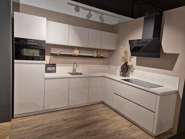 Showroomkeuken Zandgrijs Nardini zo goed als nieuw!, Huis en Inrichting, Keuken | Complete keukens, Kunststof, Greeploos, Grijs