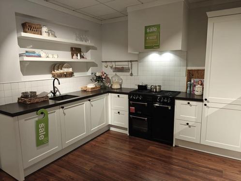 Showmodel hoekkeuken landelijk model mat wit kaderfront 0005, Huis en Inrichting, Keuken | Complete keukens, Hoekkeuken, Wit, Nieuw