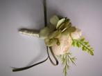 Luxe corsage, corsage champagne ranonkels, groen met besjes, Ophalen of Verzenden, Nieuw