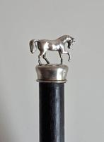 Gedetailleerde wandelstok met zilveren paard. Wandelstok -