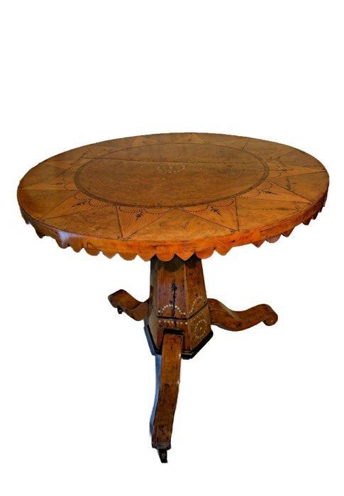 An Italian mother-of-pearl and marquetry - Middentafel -, Antiek en Kunst, Antiek | Meubels | Stoelen en Banken