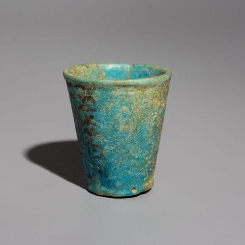 Oud-Egyptisch Faience Fundamentdepositbeker. ca. 1184 - 1153, Verzamelen, Mineralen en Fossielen