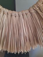 Papoea sierketting/stamketting - op metalen standaard -, Antiek en Kunst
