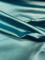 Prachtig zijdensatijn en viscose met een lichte structuur,