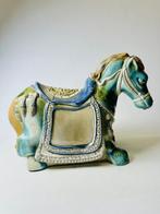 Decoratief ornament - Geglazuurde keramieken paardenbeeldje, Antiek en Kunst