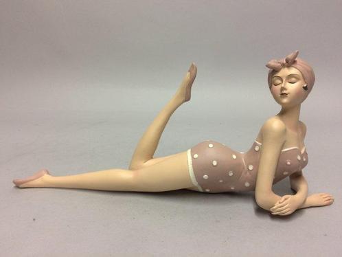 Beeldje - Polystone liggende dame in badpak, Antiek en Kunst, Curiosa en Brocante