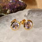 18 Krt. Gouden oorstekers met lila gekleurde zirconia, Sieraden, Tassen en Uiterlijk, Oorbellen, Gebruikt, Overige kleuren, Ophalen of Verzenden