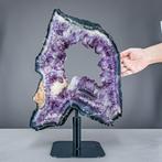 Amethist-schijf op standaard met calciet – uitdrukking van