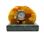 Natuurlijke amber mozaïek sierklok op de granieten voet -