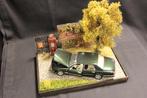 Diorama Verlaten benzinepomp met Bentley Arnage 1:24, Hobby en Vrije tijd, Modelbouw | Figuren en Diorama's, Ophalen of Verzenden