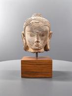 Heidense periode Een zeldzaam zandstenen hoofd van Boeddha -, Antiek en Kunst