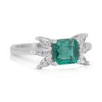 Ring - 18 karaat Witgoud - 1.30ct. tw. Smaragd - Diamant -, Sieraden, Tassen en Uiterlijk, Ringen, Nieuw